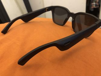 “Bose” Bluetooth speaker voice command shades