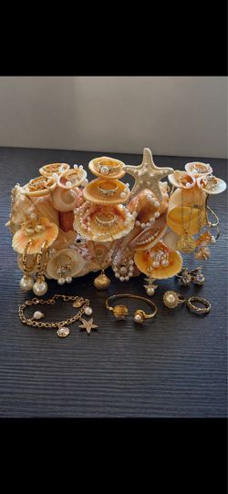 Jewelry shell stand