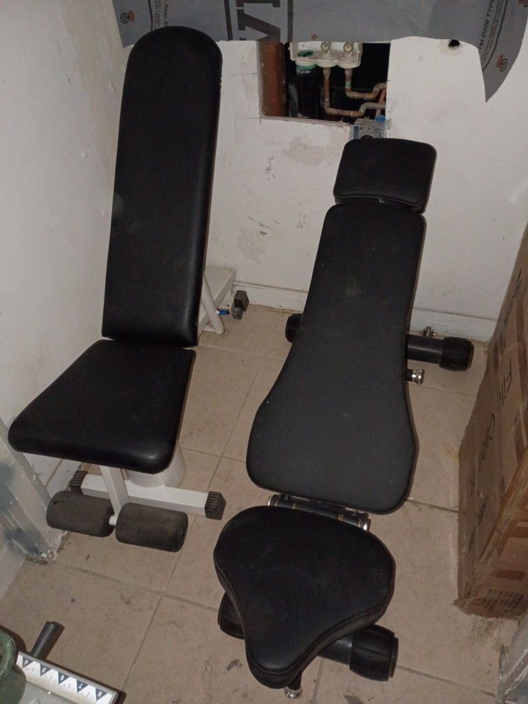 Flat weight bench and adjustable weight bench