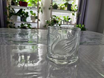Gloria Vanderbilt Vintage vase clear glass with swan design
