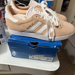 Adidas Size 9 BRAND NEW