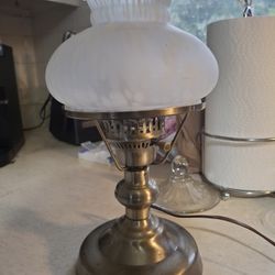  NICE VINTAGE BRASS TABLE LAMP WITH FROSTED  White  Glass Globe 