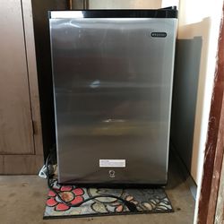 Whynter 2.1 cu. ft. Upright Freezer with Lock In Stainless Steel