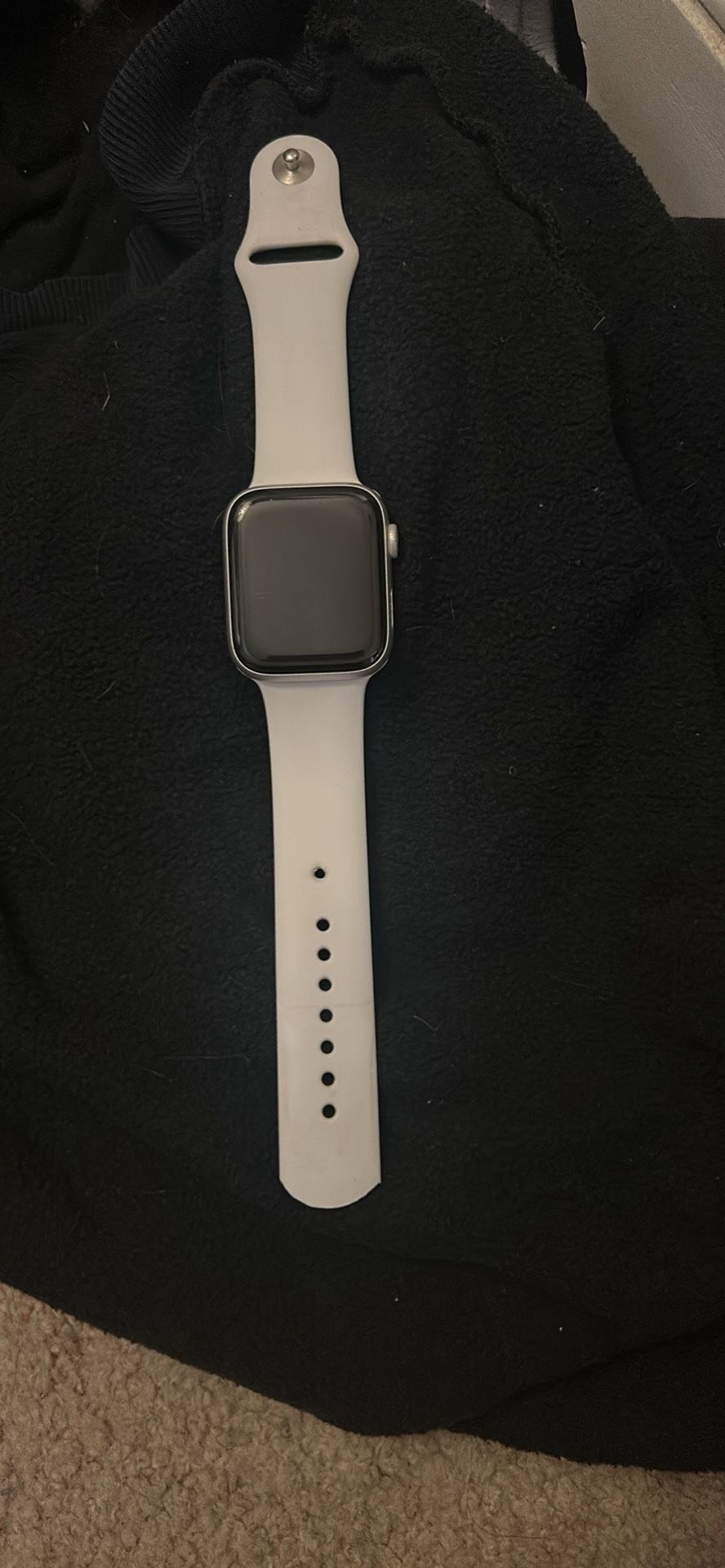 Apple Watch Series 5 (GPS) 40mm Silver Aluminum Case With White Sports Band