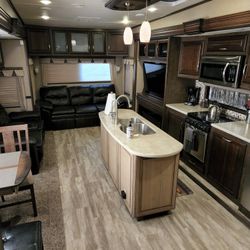 2016 Grand Design Solitude 384GK Fifth-wheel 