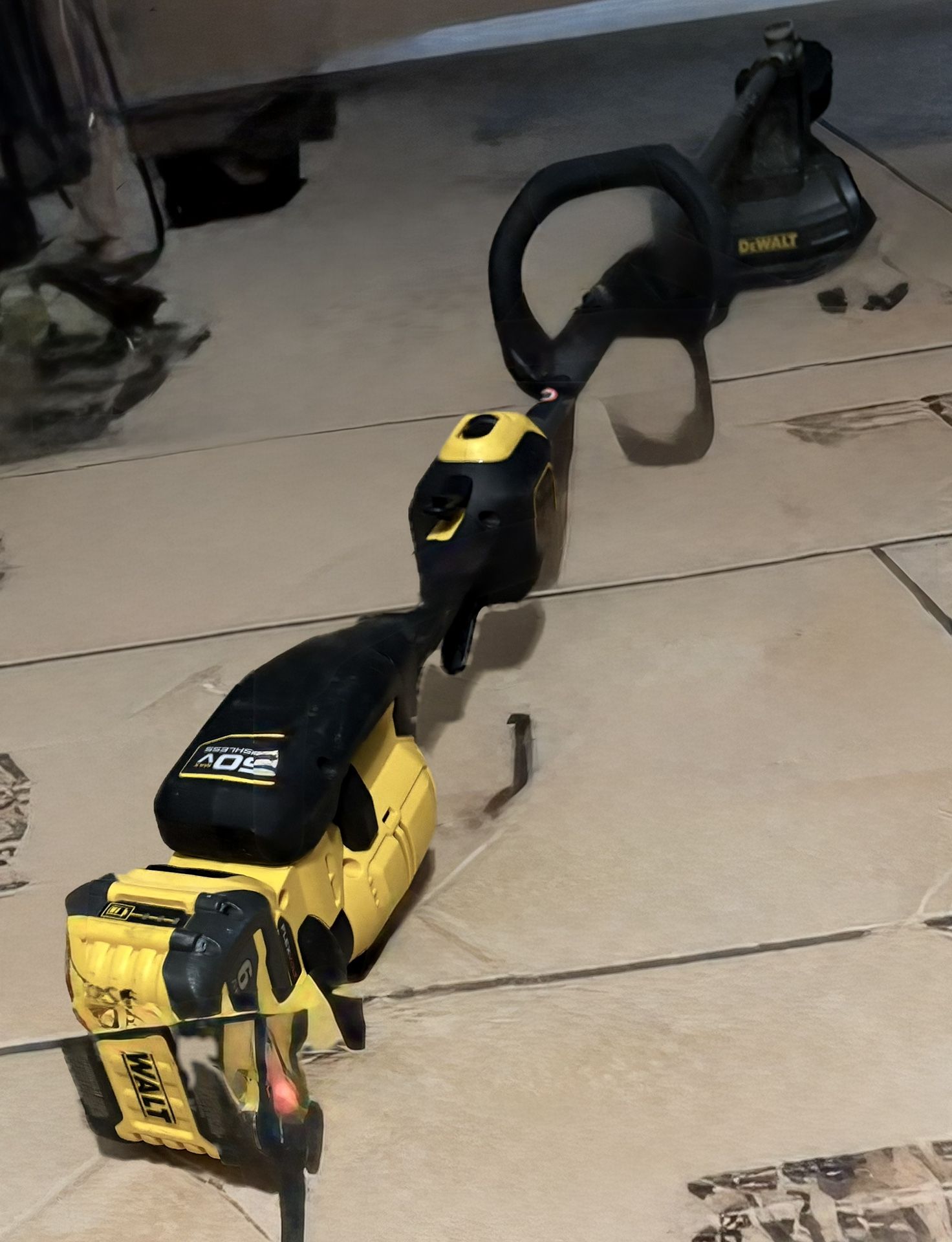 DEWALT weedwhacker/w Battery & Charger