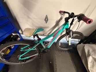 Cannondale Trail 24 Girl's youth mountain bike**needs work* for parts or repair