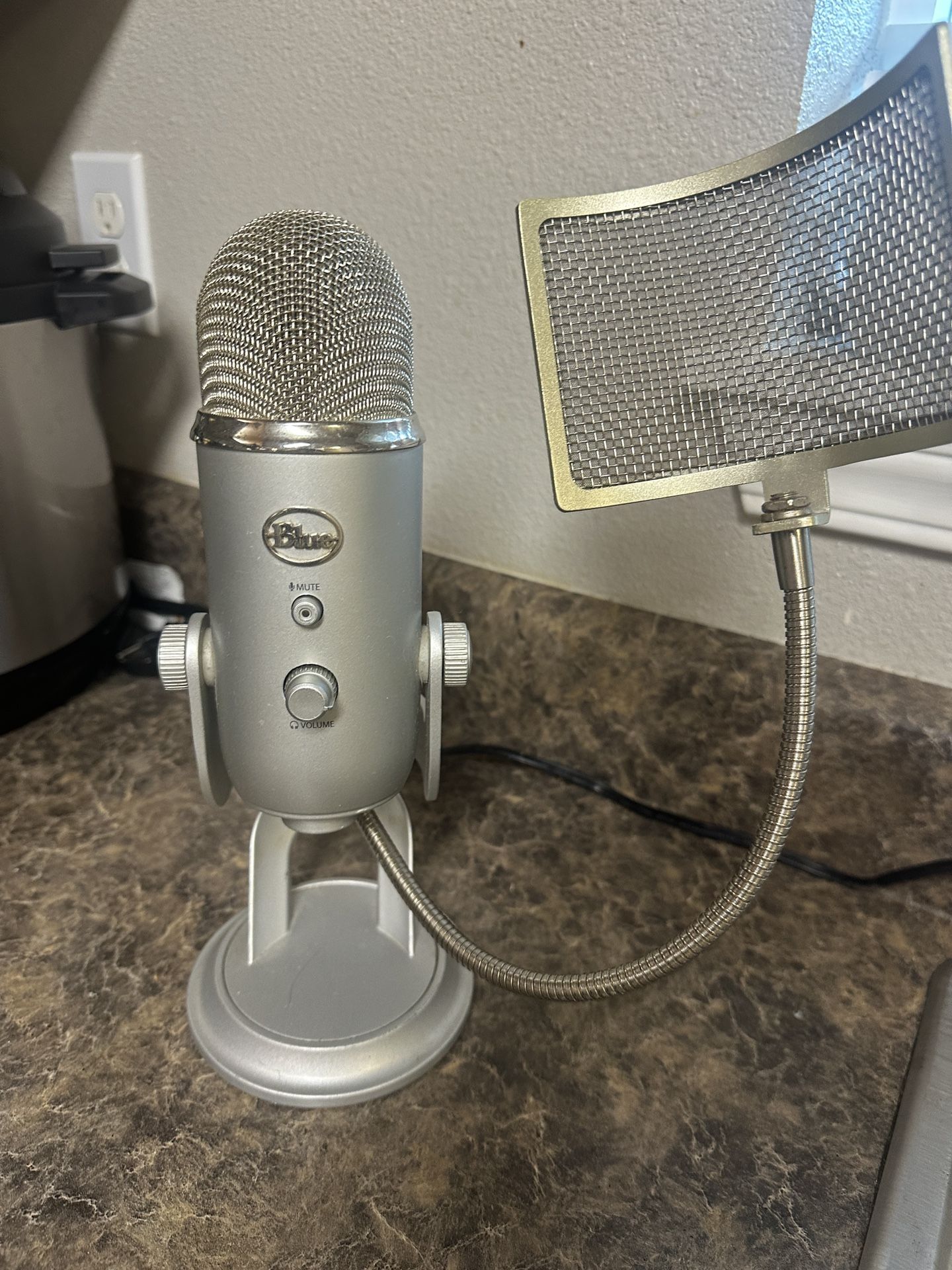 Blue Yeti microphone With Pop Filter