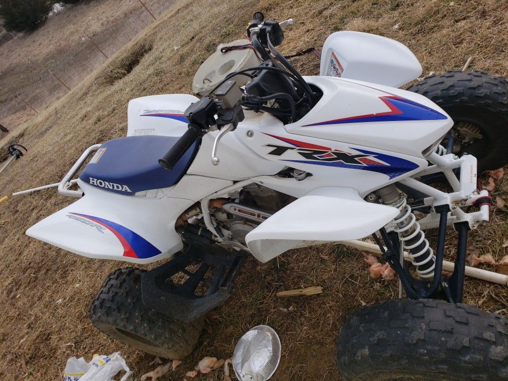 Photo Honda 450r trx 2013 everything good back tire new, battery new