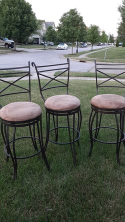 Very nice metal bar stools,very steady and turns 360