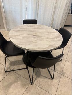 LIKE NEW DINING ROOM TABLE WITH CHAIRS