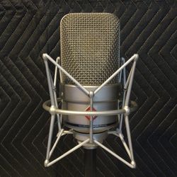 🔥NEUMANN TLM 49🔥CONDENSER MICROPHONE SET🔥SHOCK MOUNT and BONUS SG2 STAND MOUNT🔥LIKE NEW IN BOX!🔥