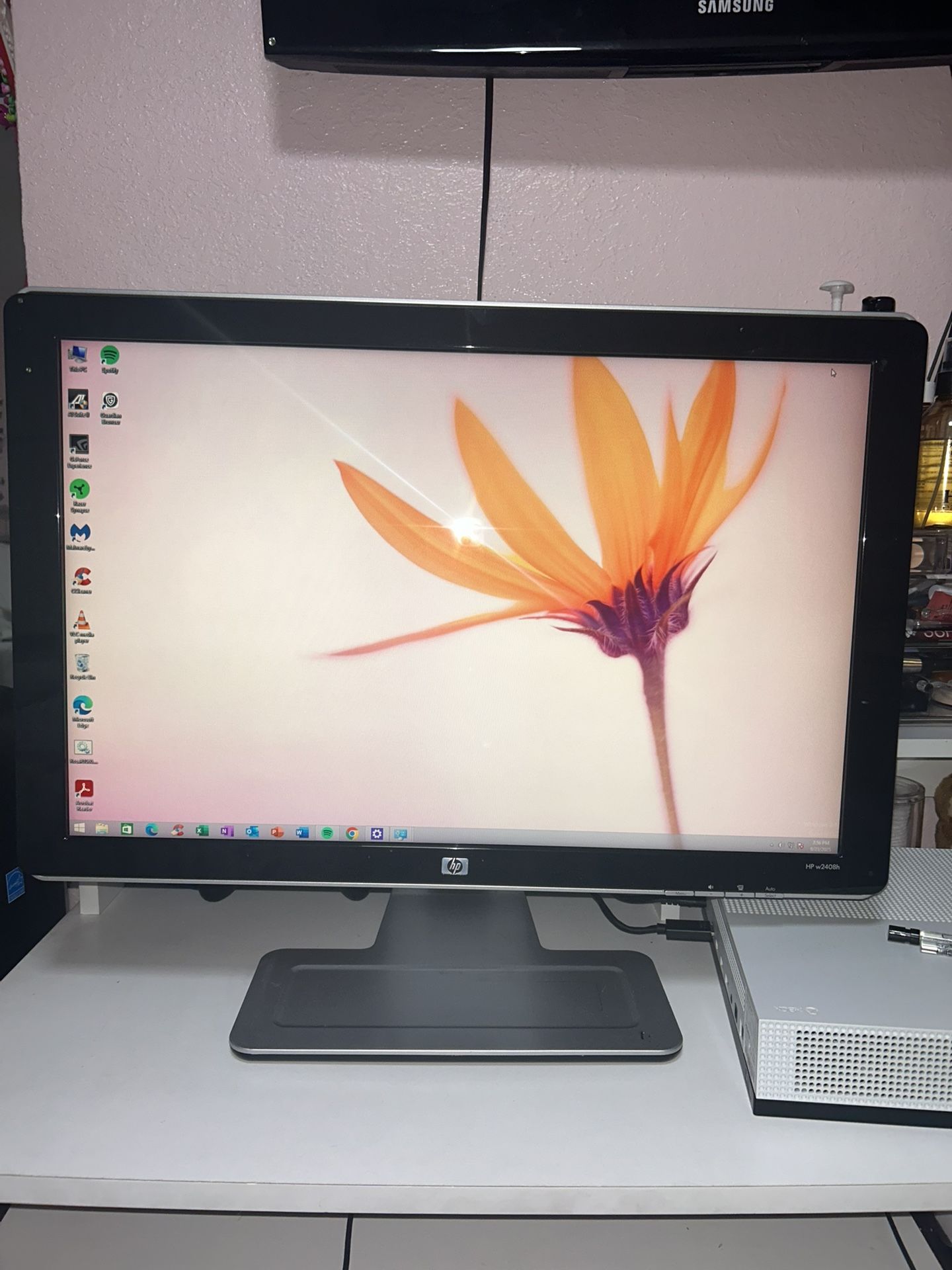 Full Desktop Setup – AMD 6-Core, 8GB RAM, HP Monitor, Razer Mouse