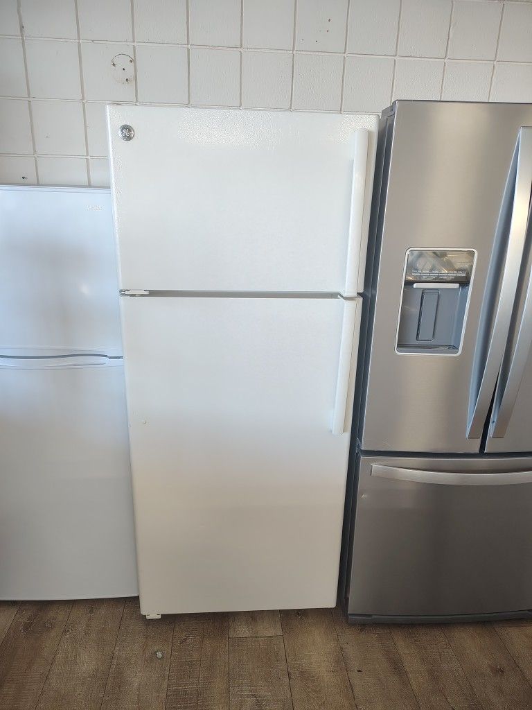 GE 18"cuft Refrigerador In Excellent working Condition Like New