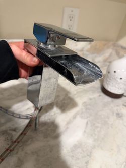 Bathroom waterfall faucet