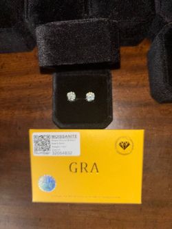 1 Carat Moissanite Stud Earrings (925 Silver)