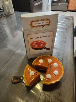 New Pumpkin Pie Thanksgiving Salt And Pepper Shakers
