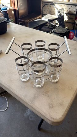 Drink bucket with glasses