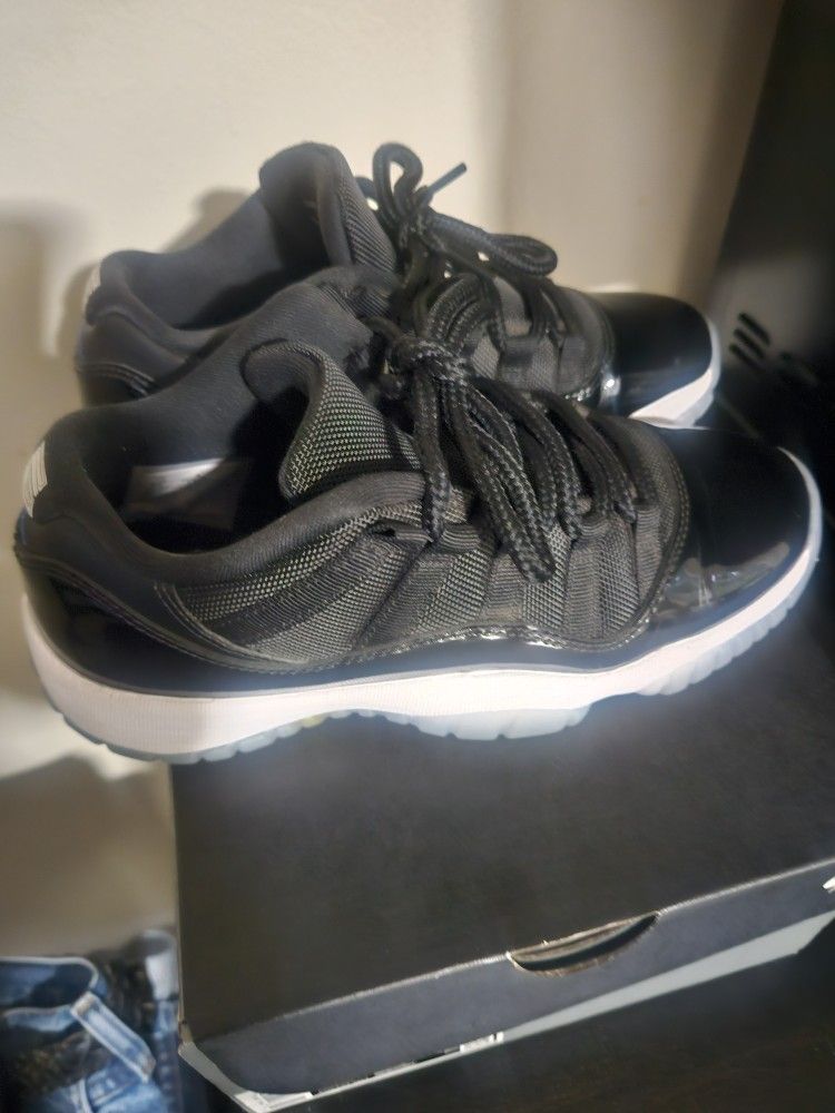 Air Jordan Retro 11 Low Size 4.5 $75