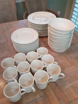 Mikasa Italian Countryside Dinnerware Service for 12 45pieces $698 Retail