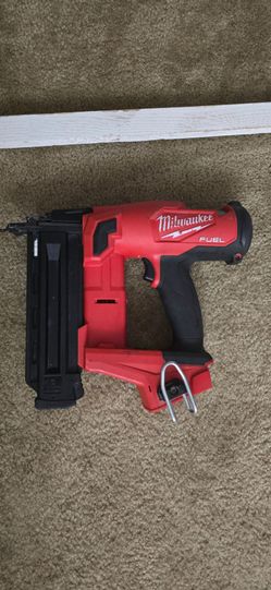 Milwaukee pistola de clavos buen estado poco uso esta como nuevo