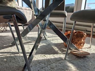 Unusual, tipsy glass modern table needs work to not wobble