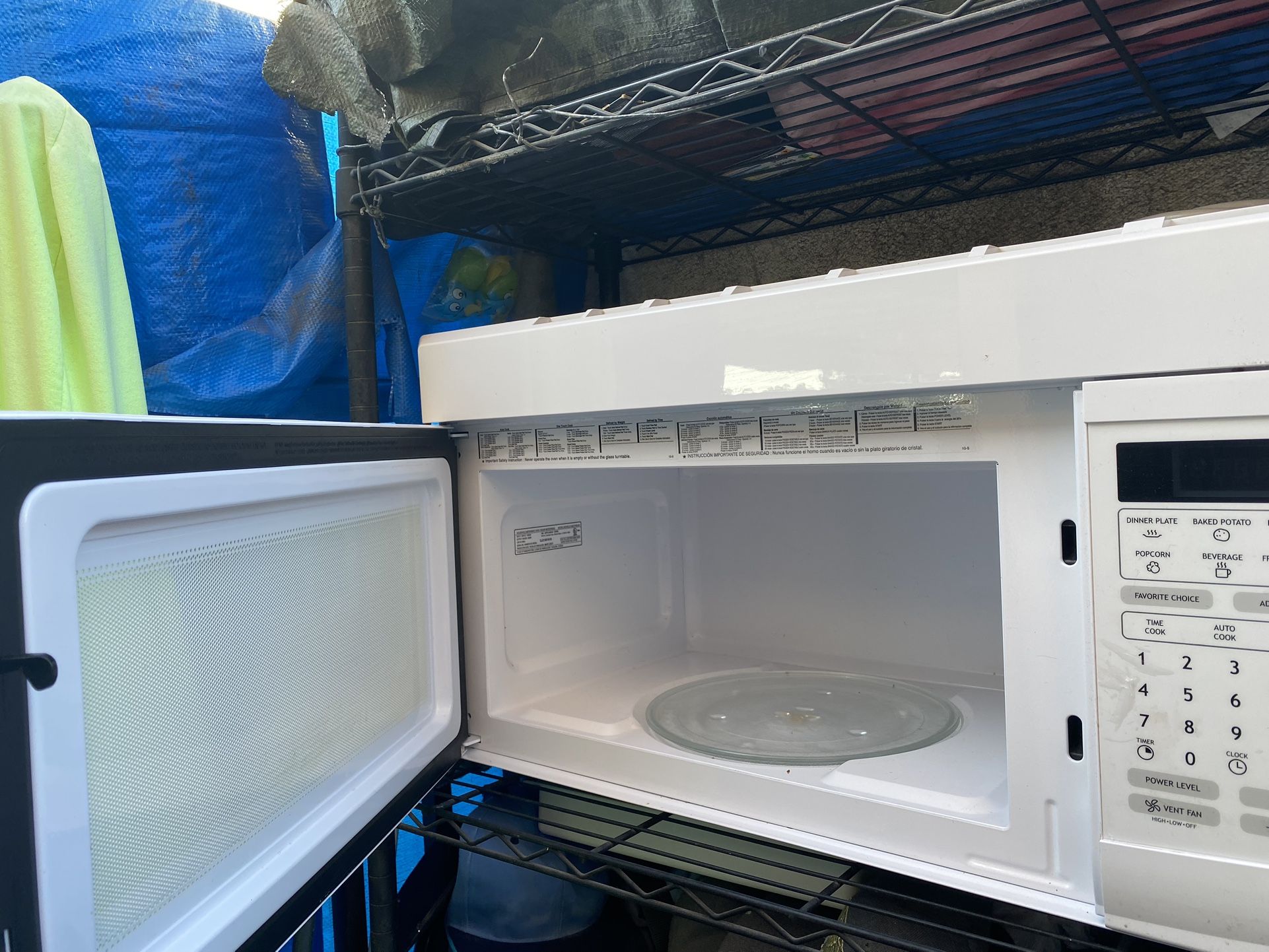 Microwave 700W Used In Good Condition for Sale in Bell Gardens