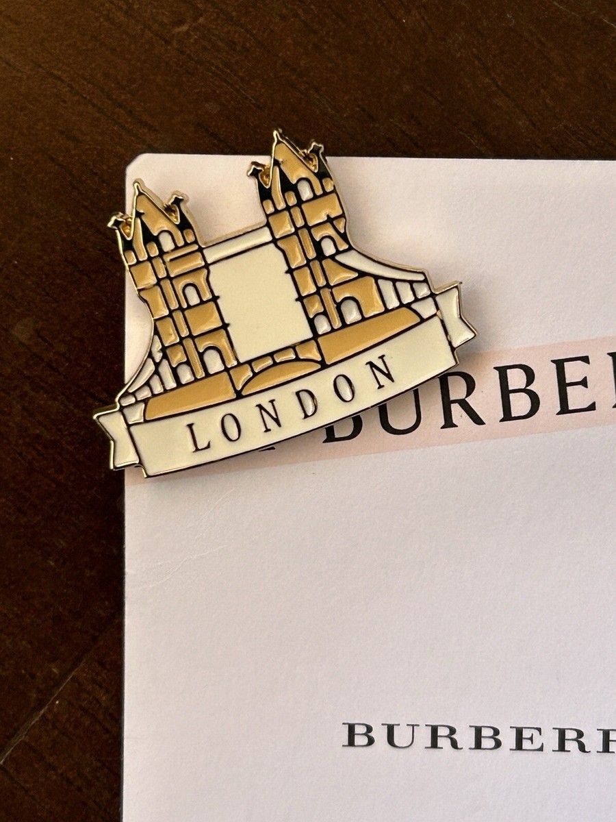 Genuine Burberry London designer tower Bridge BROOCH PIN 