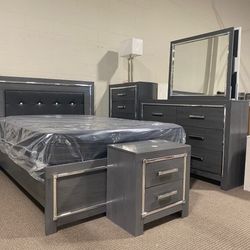 ☃️New🌷 Delivery & Finance Available 🌷Lodanna Panel 5 Piece Queen Bedroom Set( Queen Bed / Dresser / Mirror / Nightstand / Chest )
