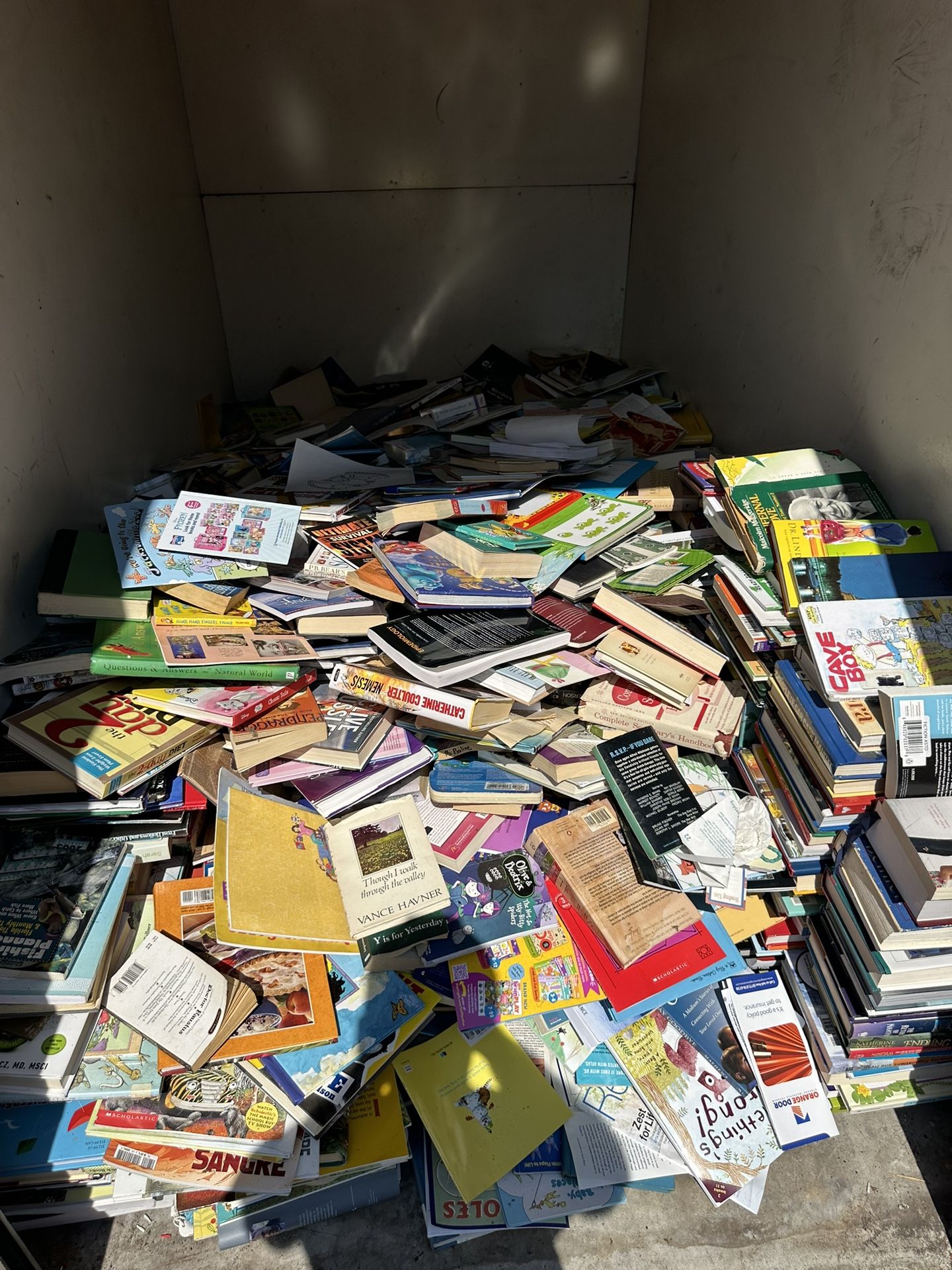 📚 Huge Lot of Books – Approx. 1400 Pounds – You Name the Price!