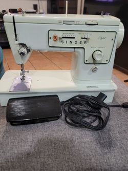 Singer stylist model 413 vintage cast aluminum straight and zig-zag sewing machine excellent condition works great