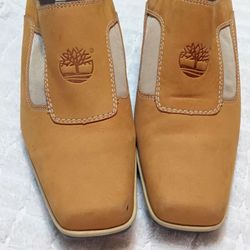 Women's Size 7'5 M Good Condition.