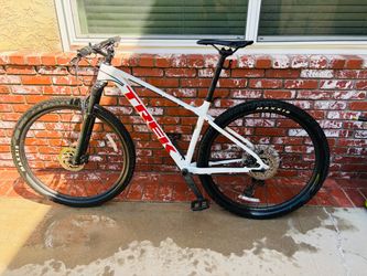 Trek  X caliber 8 mountain bike M/L .