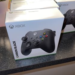 4 xbox one controllers 200$