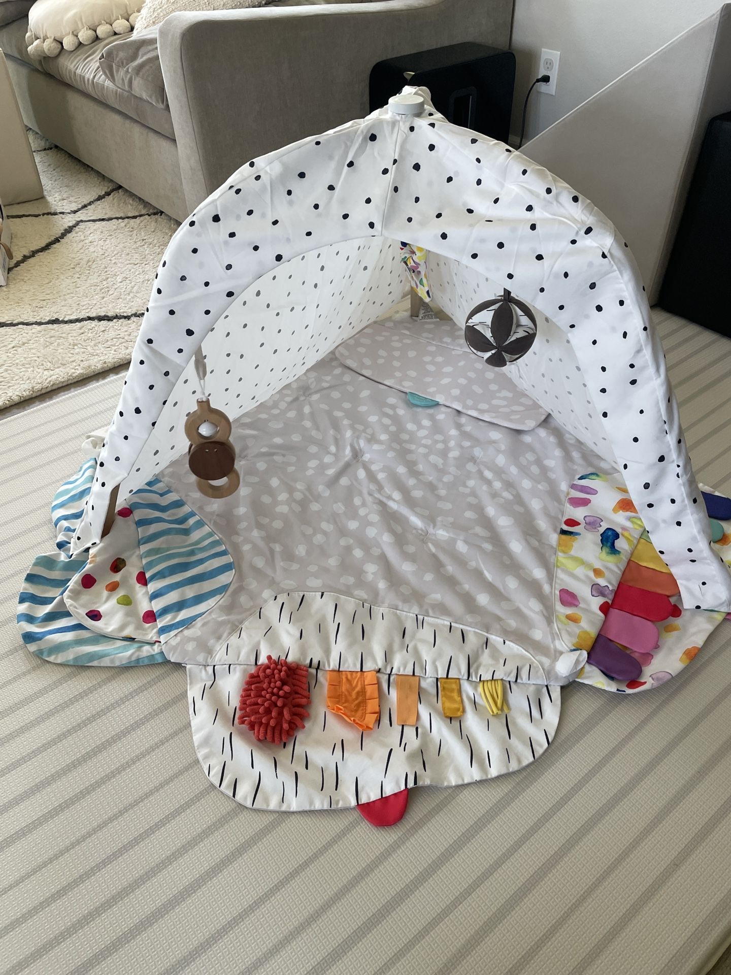 Lovevery Play Gym w Sensory Strands & Tent