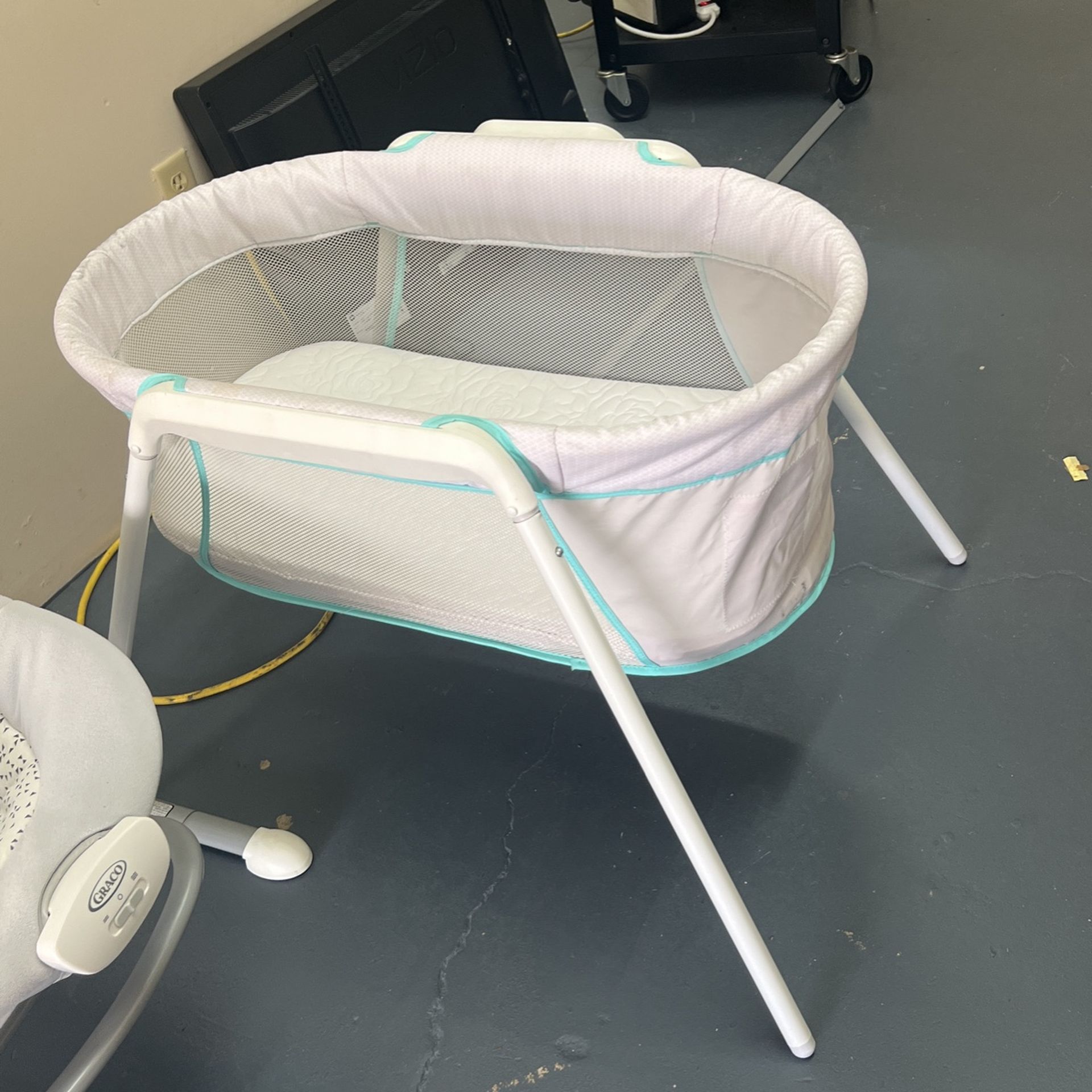 Fisher-Price Stow 'n Go Bassinet