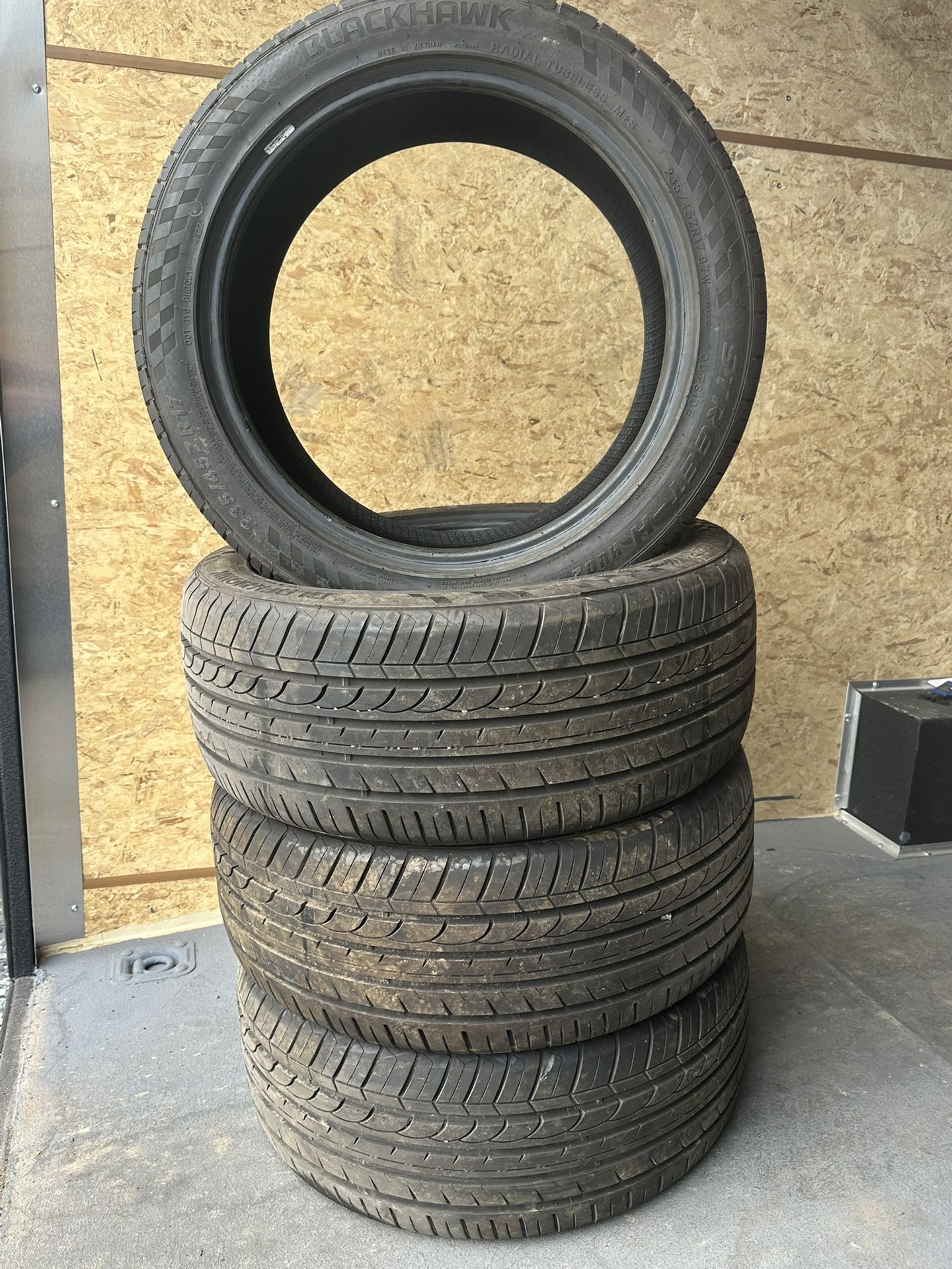 Blackhawk Street-H HUO2 235/45/zr17