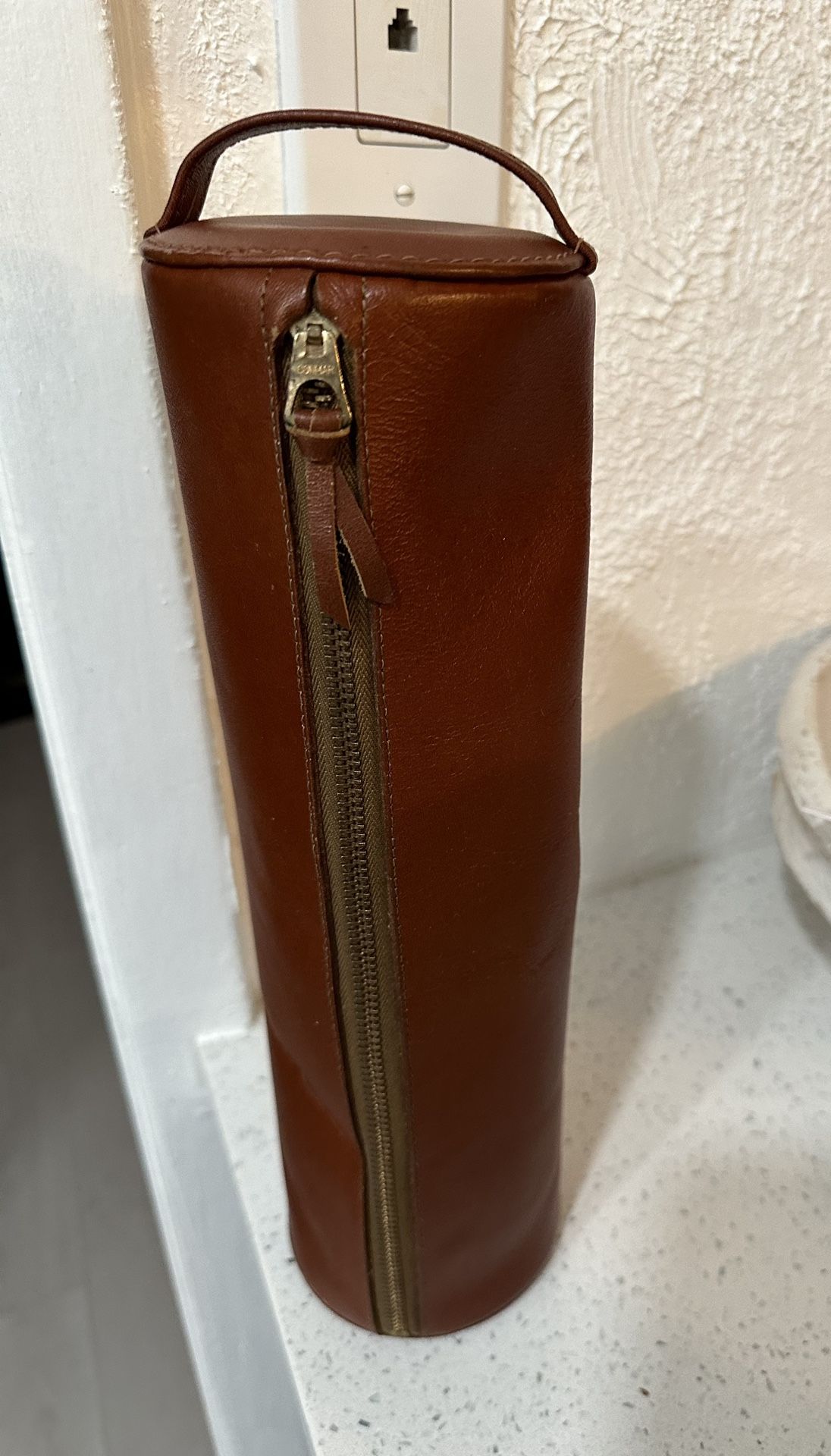 Vintage Mellow Touch Leather DOPP Kit Travel Bag, Cowhide Zippered Barrel Travel Bag/wine holder