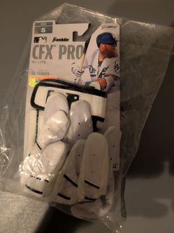NIB Franklin CFX Pro Batting Gloves
Size: Adult Small (S)
Color: White/Navy
Condition: New in sealed package
Features: Pittards digital Cabretta leath