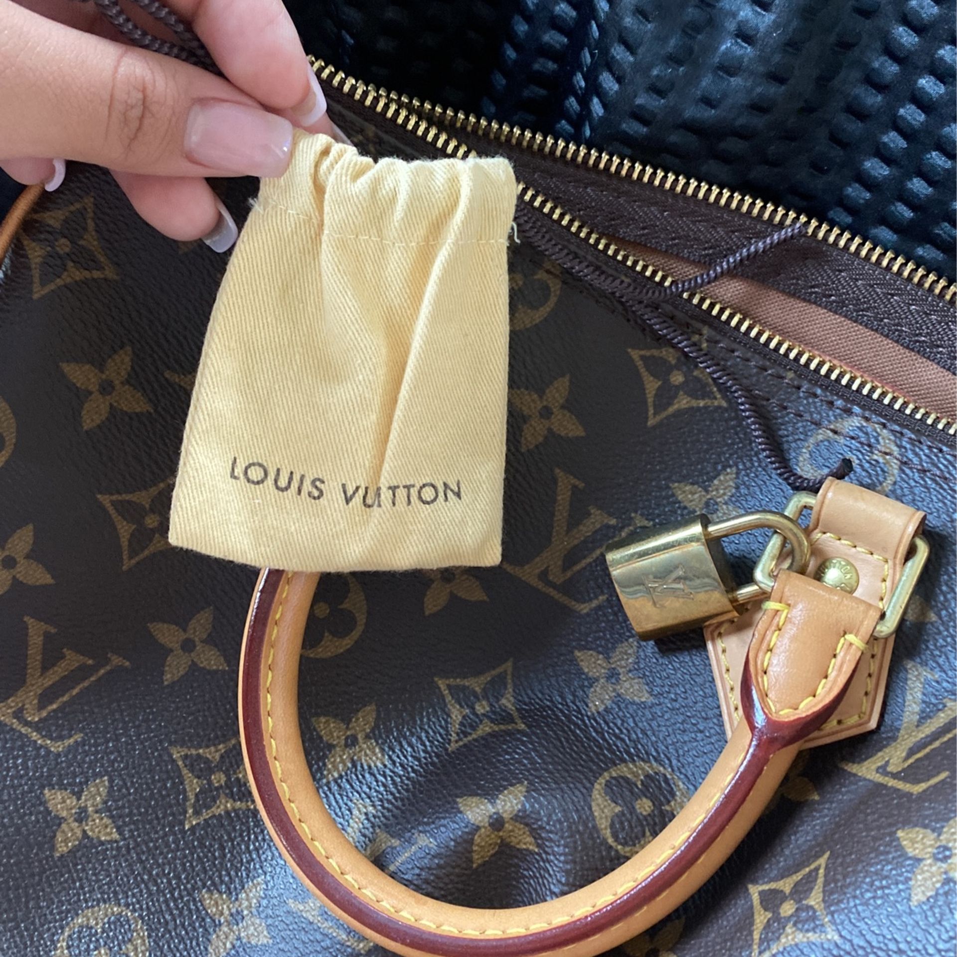 Reversible Authentic Louis Vuitton Bandeau for Sale in Aurora, IL - OfferUp