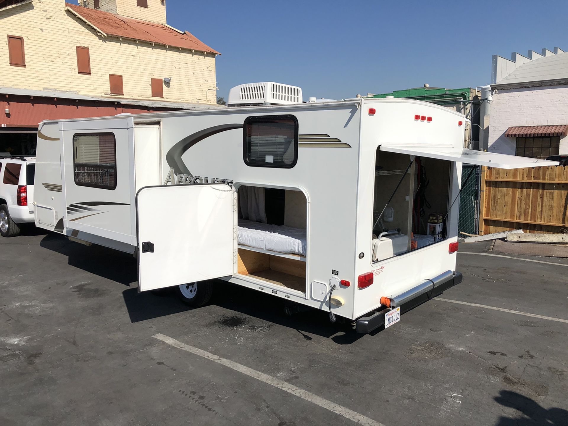 2010 Aerolite 25FT Travel Trailer Has bunkhouse Slide Out & Solar panels Ready To Go Brand New