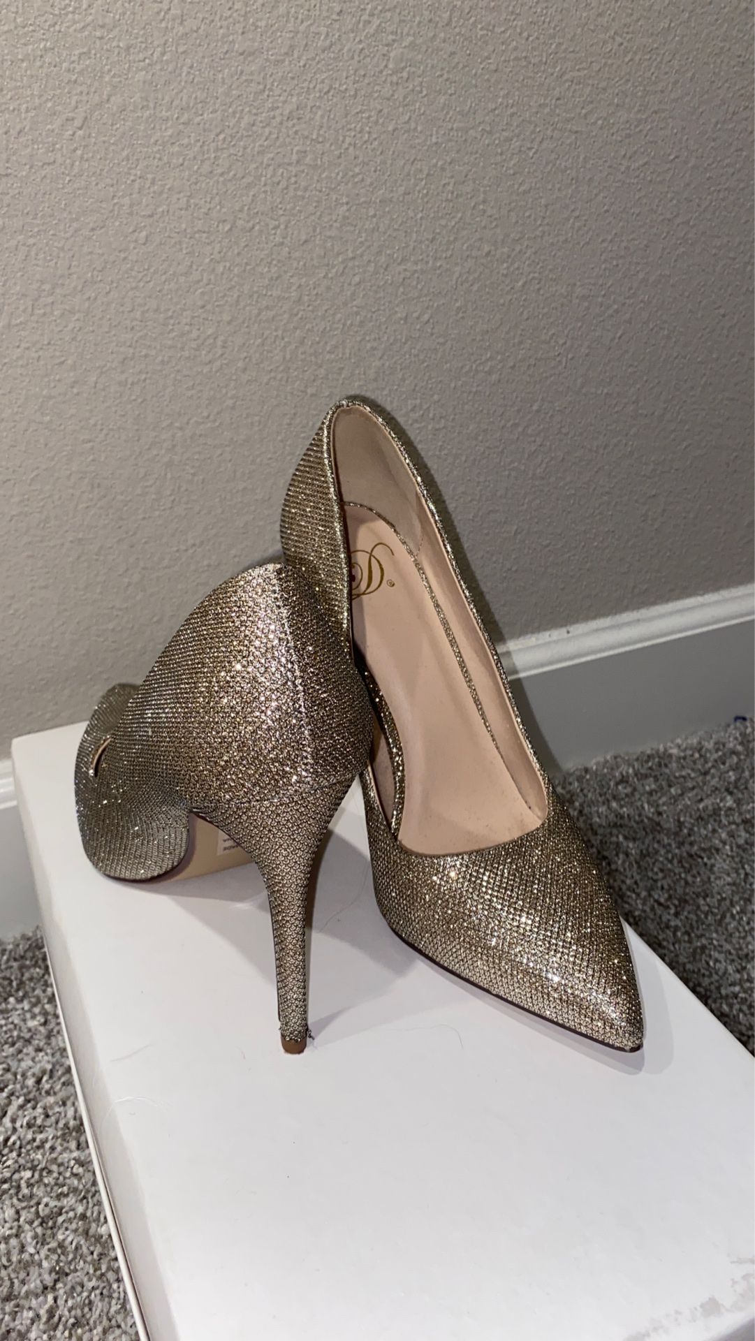 Derek Heart Gold sparkled heels. Size 7, in great condition, let me know if Interested.