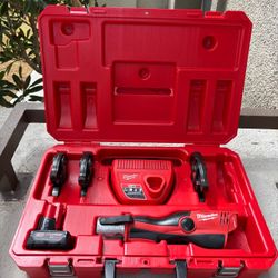 Milwaukee M12 2473-22 Force Logic Press Tool w/ 3 Jaws 4.0 battery charge & case