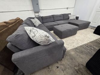 Large Modern Modular Sectional and ottoman
Delivery options available!