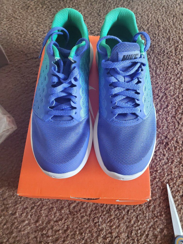 Nike Lunarstelos (Gs) Size 4 Youth BRAND NEW IN for Sale in Beaumont, CA - OfferUp