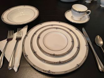Wedgwood Amherst fine bone china with platinum banding