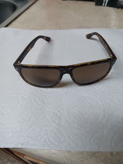 lady's brown color Ray ban sun glasses