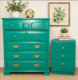 Beautiful dresser with night stand featuring, updated brushed golden hardware, and timeless craftsmanship. This versatile 5-drawer dresser with nights