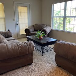 $675 or BEST offer! Rooms-to-go 3pc sofa set with coffee table