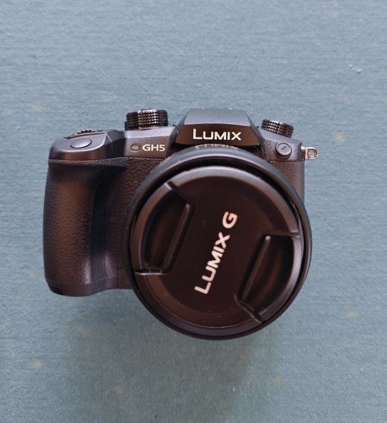 Panasonic Lumix GH5 Mirrorless DSLR camera +lens
